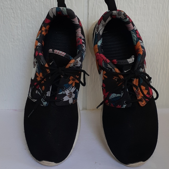 Nike Shoes - Nike Women's Roshe One Sneaker